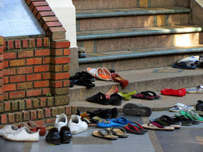 „Take off your shoes“<br>